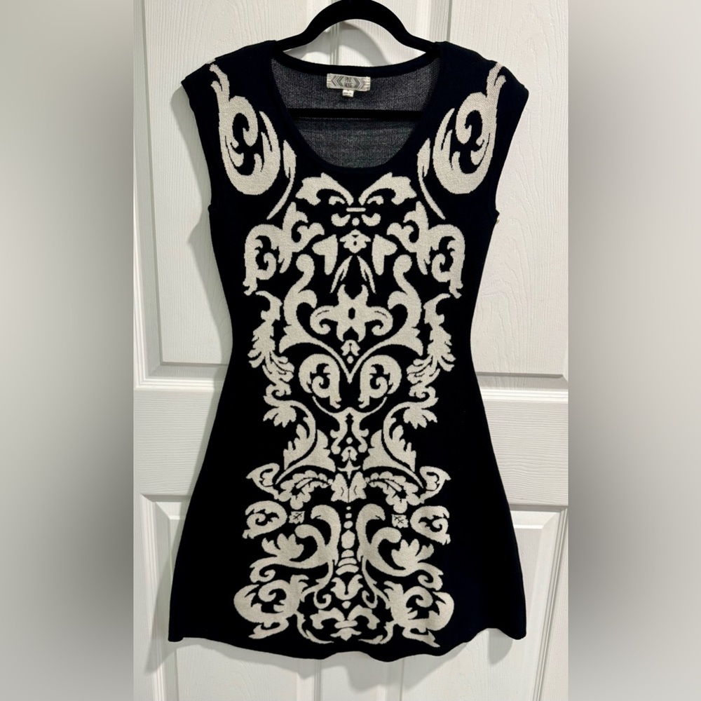 EUC Pink Rose Black/White Pattern A-Line Sweater Knit Dress. Size M. Cap Sleeves